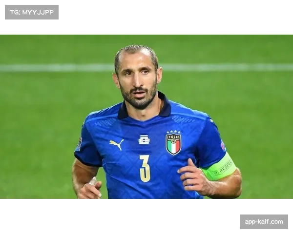 镜头：38岁老将基耶利尼作为蒙特卡电视台嘉宾现场评球