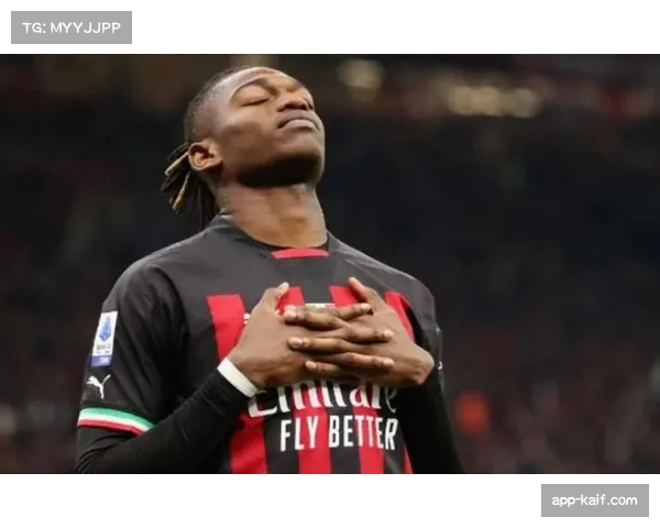 特写:手术后首次回归训练场,AC米兰前锋莱奥进行有球恢复 特写:手术后首次回归训练场,AC米兰前锋莱奥进行有球恢复